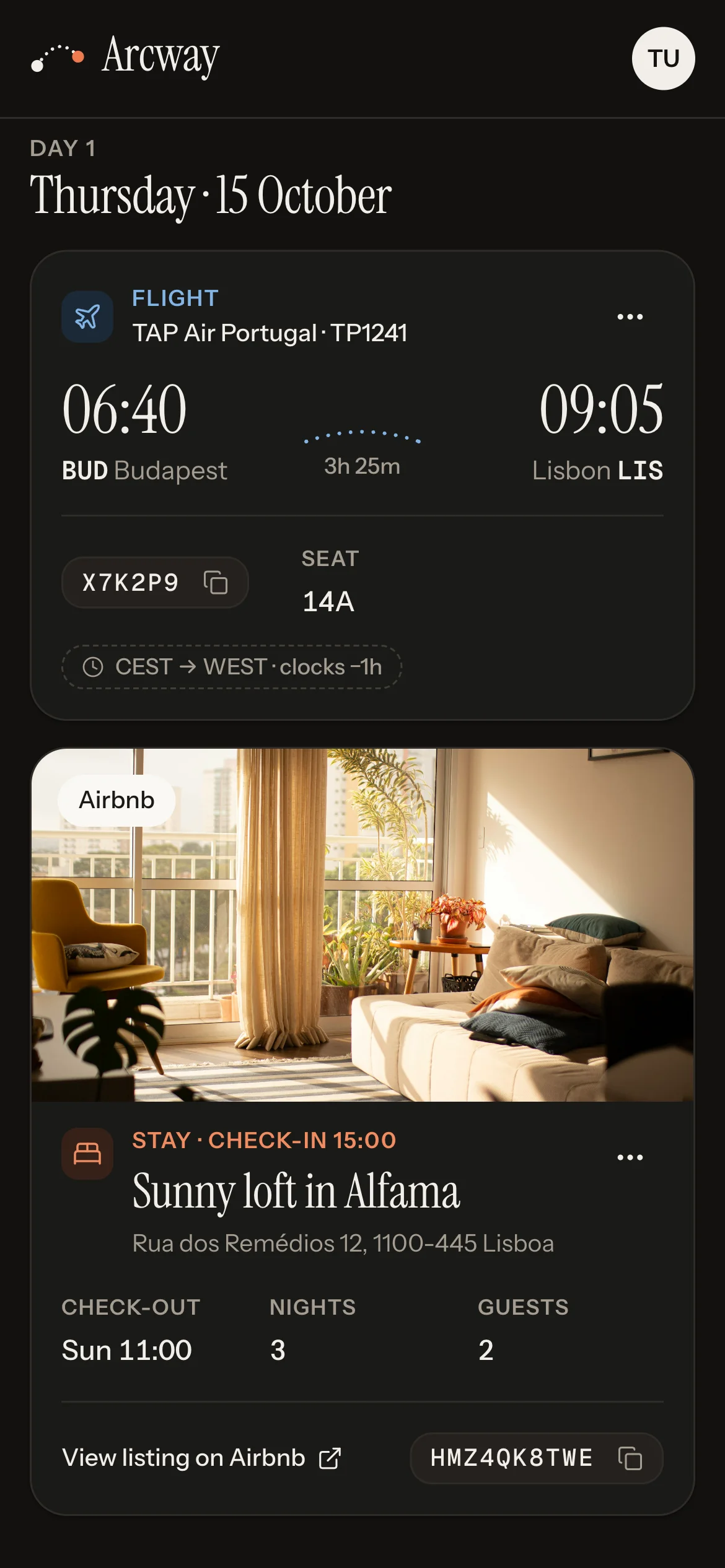 El itinerario día a día en un teléfono: el vuelo a Lisboa y la entrada en el Airbnb.