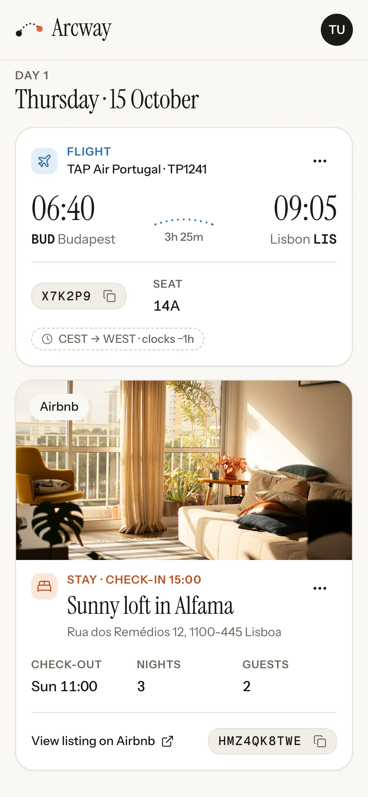 El itinerario día a día en un teléfono: el vuelo a Lisboa y la entrada en el Airbnb.